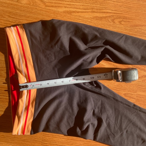 ALO Yoga orange and red band cropped capri black leggings size Medium - Picture 6 of 6